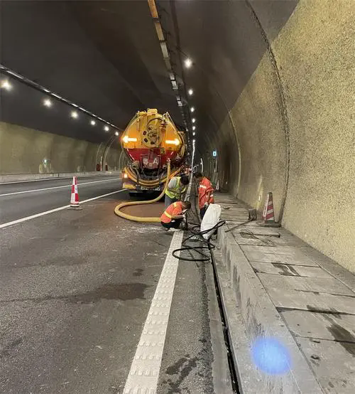 岗巴隧道排水渠清淤